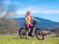 Gästebeteuerin Silvia bei E-Bike-Tour im Bayerischen Wald