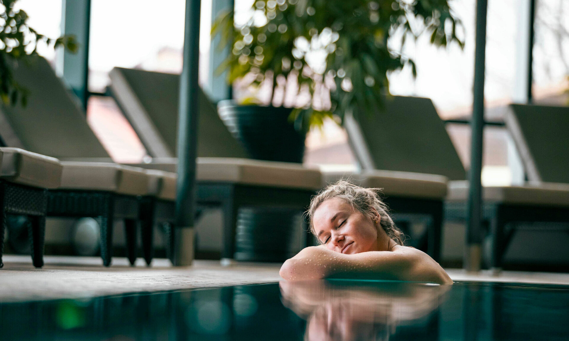 Faulenzen im Pool beim Last Minute Urlaub