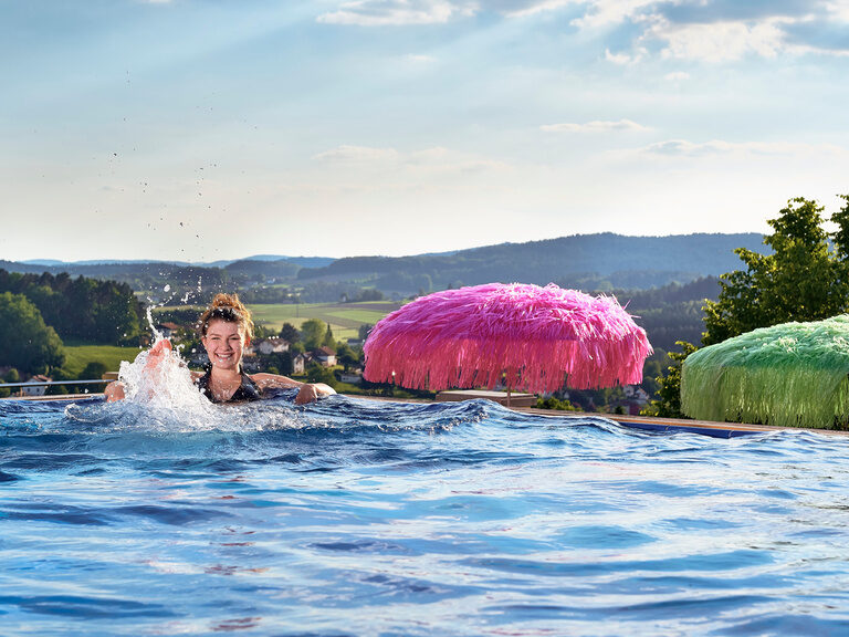 Planschen im Dachpool des Hotels Birkenhof